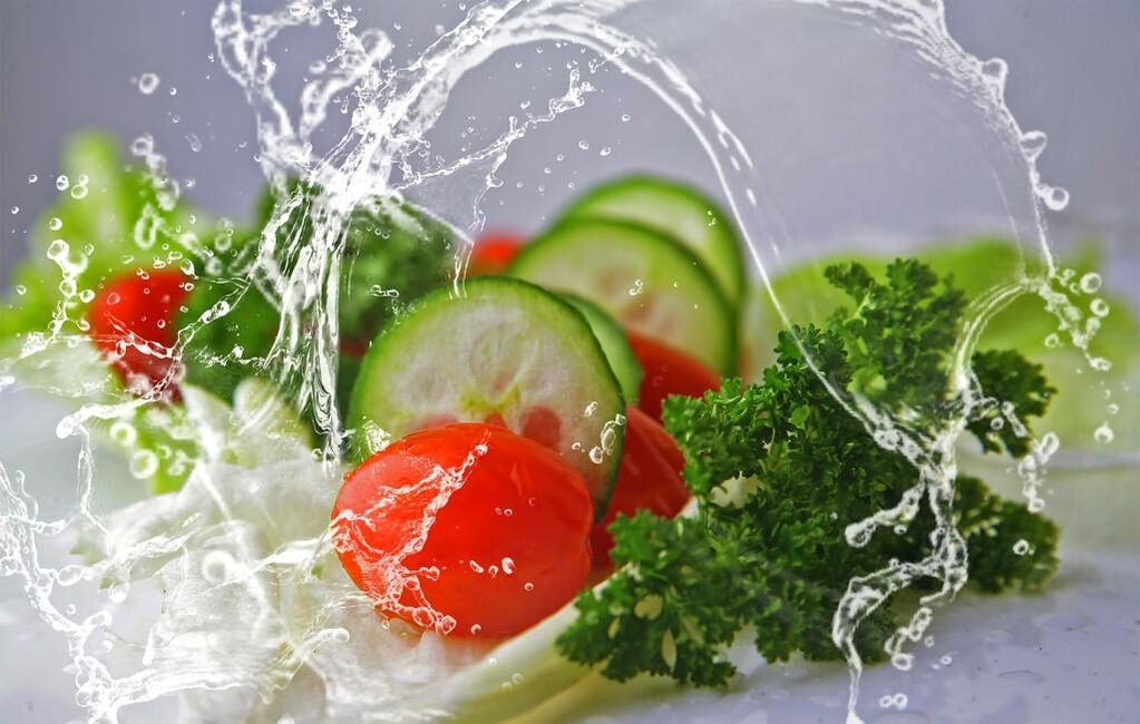 Makanan dan air yang sihat adalah elemen penting yang diperlukan untuk penurunan berat badan