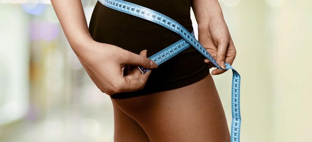 Seorang wanita merekodkan keputusan penurunan berat badan yang berkesan