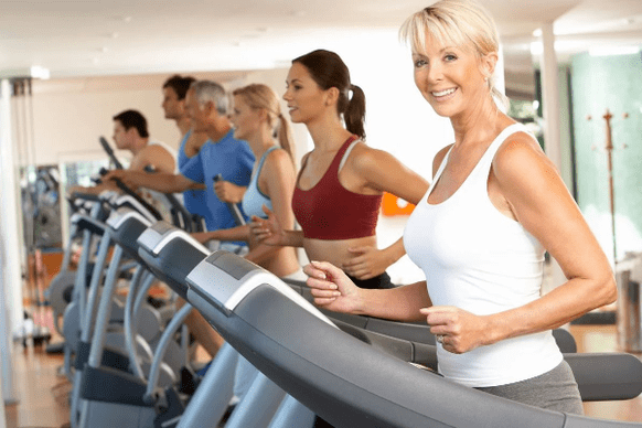 Latihan kardio pada treadmill akan membantu anda menurunkan berat badan di perut dan sisi