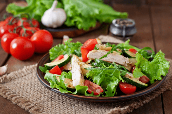 Salad dengan ayam dan sayur-sayuran adalah pilihan yang bagus untuk makan malam ringan selepas bersenam. 