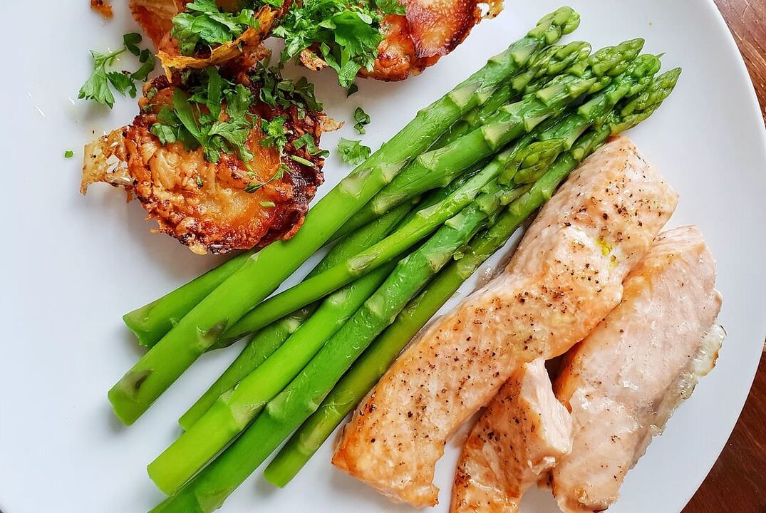 Ikan bakar dengan asparagus dalam menu diet rendah karbohidrat
