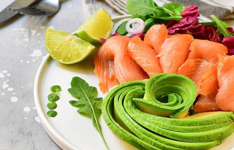 ikan dengan sayur-sayuran untuk diet ketogenik