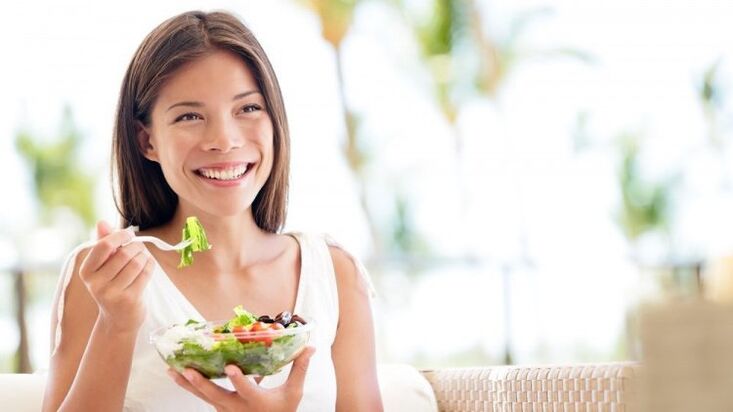 makan salad sayur untuk menurunkan berat badan