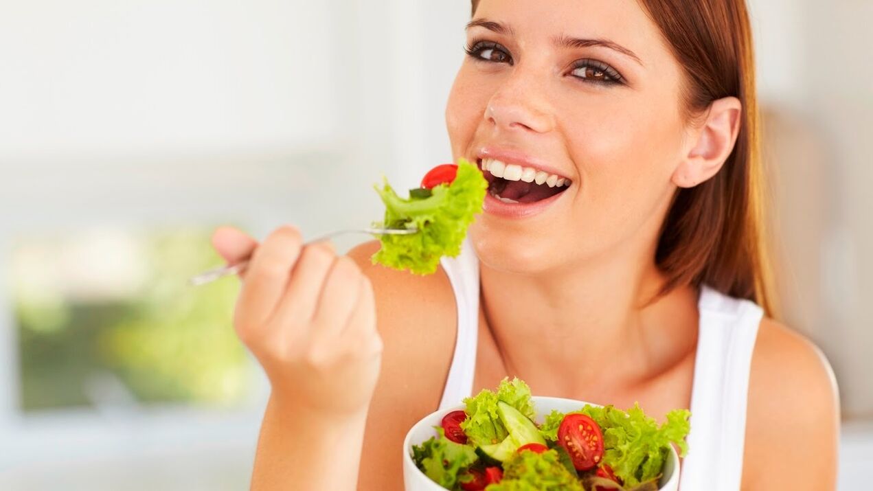 makan salad hijau dengan diet malas