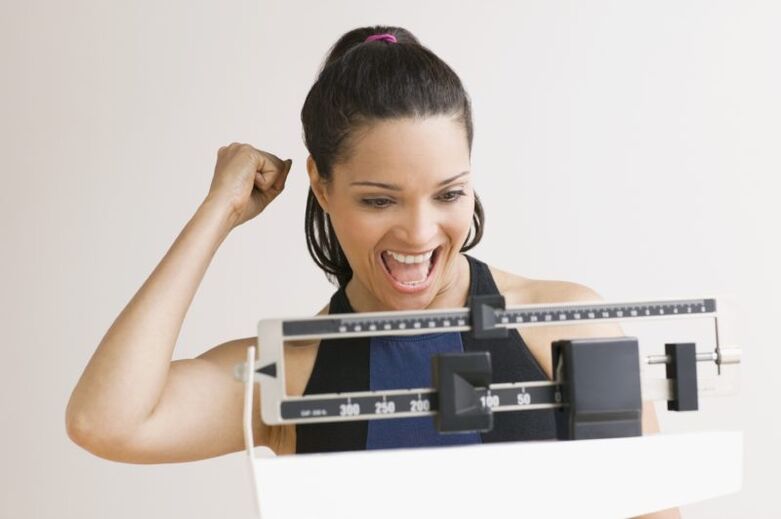 wanita gembira menurunkan berat badan dengan diet maggi